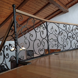 Kované zábradlí s dřevěným madlem na galerii a schodech vyrobené v uměleckém kovářství UKOVMI