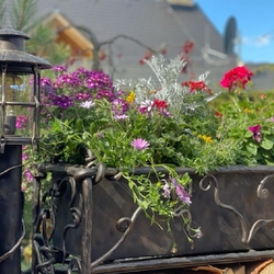 Terrassenbeleuchtung des Tatra-Hauses mit Gartenstehlampen