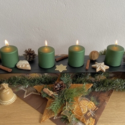Den Adventskerzenhalter für vier Kerzen können Sie nach eigenem Geschmack und Fantasie dekorieren