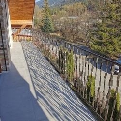 Geländer auf dem Balkon eines Einfamilienhauses geschmiedet im Atelier der Kunstschmiede UKOVMI