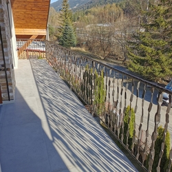 Geländer auf dem Balkon eines Einfamilienhauses geschmiedet im Atelier der Kunstschmiede UKOVMI Geländer auf dem Balkon eines Einfamilienhauses geschmiedet im Atelier der Kunstschmiede UKOVMI