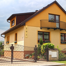 Geschmiedeter Zaun – Feinheit im Detail – schmiedeeisernes Tor und Zaun an einem Einfamilienhaus Geschmiedeter Zaun – Feinheit im Detail – schmiedeeisernes Tor und Zaun an einem Einfamilienhaus