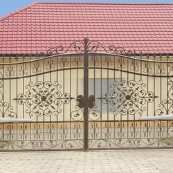 Kovaná brána z UKOVMI vyrobená pre rodinný dom 