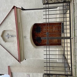 Kovaná brána s křížem vyrobená pro kostel v Ľubici 