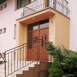 Geschmiedetes Balkongeländer und Geländer auf der Treppe am Eingang ins Haus – Außengeländer Geschmiedetes Balkongeländer und Geländer auf der Treppe am Eingang ins Haus – Außengeländer