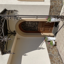 Schmiedeeisernes Überdach mit einem Hauch von Romantik – Eingang zum Familienhaus