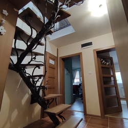 Luxuriöse handgeschmiedete Treppe hergestellt für das Dachgeschoss in einem kleinen Einfamilienhäuschen