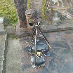 Svícen na hrob - ručně kovaný kotlík s popisem navržený a vyrobený dle přání klienta