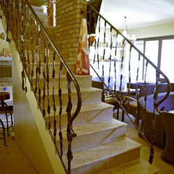 Einzigartiges, schmiedeeisernes Treppengeländer – Crazy – kunstvolles Geländer in der Halle eines Einfamilienhauses
