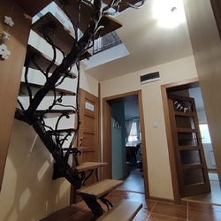 Ručně kované schodiště vytvořené na míru do podkroví rodinného domu