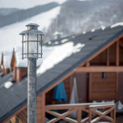 Lampadaire extérieur en fer forgé – luminaire de haute qualité créé par atelier Ukovmi éclairant un chalet de la montagne