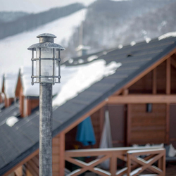 Lampadaire extrieur en fer forg  luminaire de haute qualit cr par atelier Ukovmi clairant un chalet de la montagne