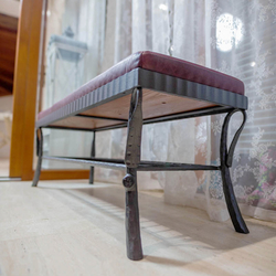 Výjimečná kovaná lavička s kůží - luxusní nábytek do předsíně