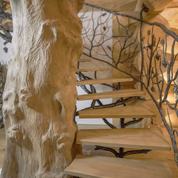 Kované zábradlí v kombinaci se dřevem vytvořené jako strom sosna
