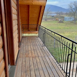 Balkongeländer, hergestellt von UKOVMI für ein Blockhaus im Osten der Slowakei Balkongeländer, hergestellt von UKOVMI für ein Blockhaus im Osten der Slowakei