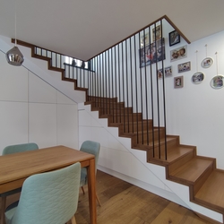 Interiérové ​​zábradlí na schodišti rodinného domu v moderním provedení