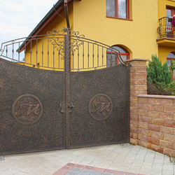 Außergewöhnliches, massives Tor mit Logo für ein Einfamilienhaus Außergewöhnliches, massives Tor mit Logo für ein Einfamilienhaus