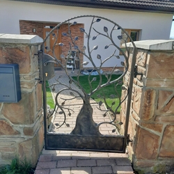 Handgeschmiedetes Tor mit Baum-Motiv - künstlerisches Tor bei einem Einfamilienhaus in der Ostslowakei Handgeschmiedetes Tor mit Baum-Motiv - künstlerisches Tor bei einem Einfamilienhaus in der Ostslowakei