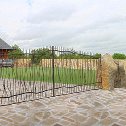 Výjimečná kovaná brána ´Na divoce´ - nadčasová brána u rodinného domu