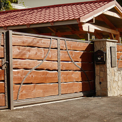 Tor aus Schmiedeeisen und Holz – Harmonie der Materialien – exklusives Tor an einer Hütte Tor aus Schmiedeeisen und Holz – Harmonie der Materialien – exklusives Tor an einer Hütte
