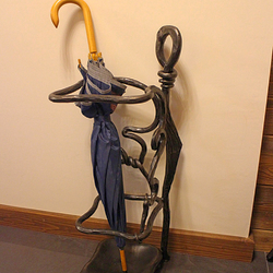 Umělecký ručně kovaný stojan na deštníky - designový nábytek