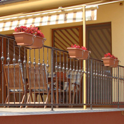 Kované držáky květináčů na terasovém zábradlí vyrobené v uměleckém kovářství UKOVMI