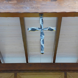 Leštený kríž ručne vykovaný umeleckými kováčmi v UKOVMI