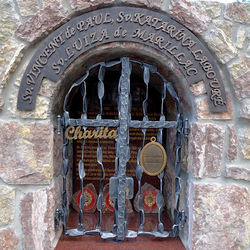 Kovaný pamätník svätých. Sv. Vincent de Paul a Sv. Katarína Labouré - nápis Charita, Sv. Lujza de Marillac - zázračná medaila Kovaný pamätník svätých. Sv. Vincent de Paul a Sv. Katarína Labouré - nápis Charita, Sv. Lujza de Marillac - zázračná medaila