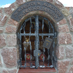 Kovaný pamätník. Sv. Margita M. Alacoque - srdce s plameňom, krížom a tŕňovou korunou, Sv. Arnold Janssen - Biblia Kovaný pamätník. Sv. Margita M. Alacoque - srdce s plameňom, krížom a tŕňovou korunou, Sv. Arnold Janssen - Biblia