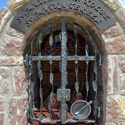 Kovaný pamätník. Sv. Maximilián Kolbe - okuliare, Sv. Matka Tereza - miska s lyžicou Kovaný pamätník. Sv. Maximilián Kolbe - okuliare, Sv. Matka Tereza - miska s lyžicou