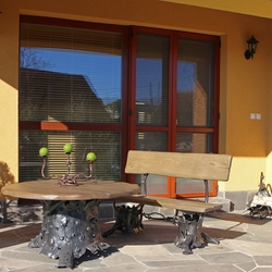 Table et bancs de luxe sur la terrasse de la maison familiale  sièges de jardin forgs à la main et accessoires 