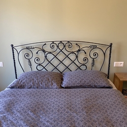 Romantická kovaná postel v ložnici rodinného domu - kovaný nábytek
