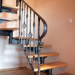 Interiérové ​​kované zábradlí na schody vyrobené pro rodinný dům