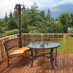 La terrasse dun chalet clairer par le luminaire haut de gamme -  lampadaire de jardin et les meubles en fer forg de Ukovmi