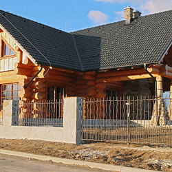 Kované oplotenie zrubovej chaty - Babička - ručne kovaná brána a plot Kované oplotenie zrubovej chaty - Babička - ručne kovaná brána a plot