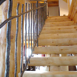 Geschmiedetes Geländer für Treppen in der Blockhütte