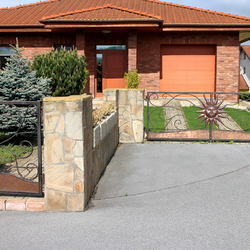 Umělecké oplocení rodinného domu - kovaná brána a branka