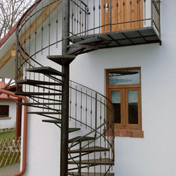 geschmiedete Wendeltreppe mit Geländer auf einer Hütte