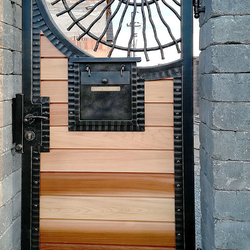 Ručně kovaná branka ve stylu BABIČKA se zabudovanou poštovní schránkou kombinovaná cedrové dřevem