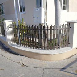 Kované ploten staršího rodinného domu v jednoduchém stylu - kovaná brána a plot