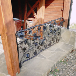 Kunstvolles, handgeschmiedetes Geländer im Außenbereich eines Einfamilienhauses – luxuriöses Geländer für eine Laube