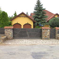 Posuvná kovaná brána s plechovou výplní + branka a oplocení rodinného domu