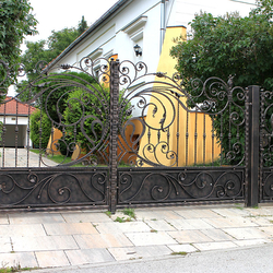 Luxuriöses handgeschmiedetes Tor in romantischem Stil mit einem Hauch von Jugendstil Luxuriöses handgeschmiedetes Tor in romantischem Stil mit einem Hauch von Jugendstil