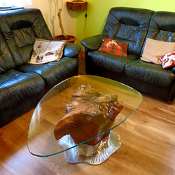 Exkluzivní stůl vyrobený z kořene dubu, nerezového materiálu a skla - luxusní nábytek
