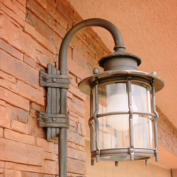 Kované boční svítidlo se sklem na rodinném domě - exteriérová lampa