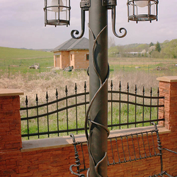 Kovaný exteriér rodinného domu - oplotenie, svietidlá, lavička Kovaný exteriér rodinného domu - oplotenie, svietidlá, lavička