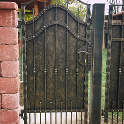 Geschmiedetes Tor mit Blech auf einer Htte