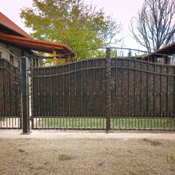 Plná kovaná brána s plechem na chalupě