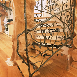Ručně kované schodiště a zábradlí Strom-sosna - umělecké dílo v myslivecké chatě - interiérové ​​zábradlí