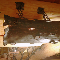 Interiérové ​​svítidlo s přírodním motivem kůry stromu - luxusní ručně kované svítidlo vyrobené v UKOVMI